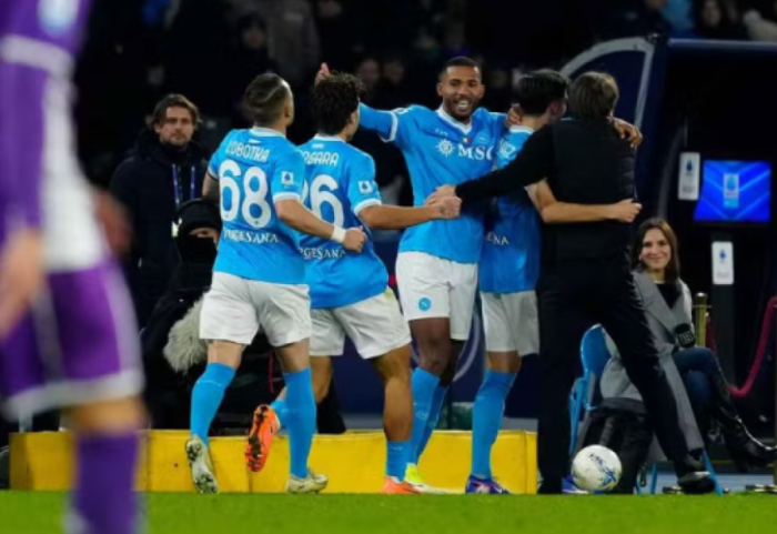 Vergara debuton me gol, Napoli fiton ndaj Fiorentinës dhe mbetet i pathyer në shtëpi