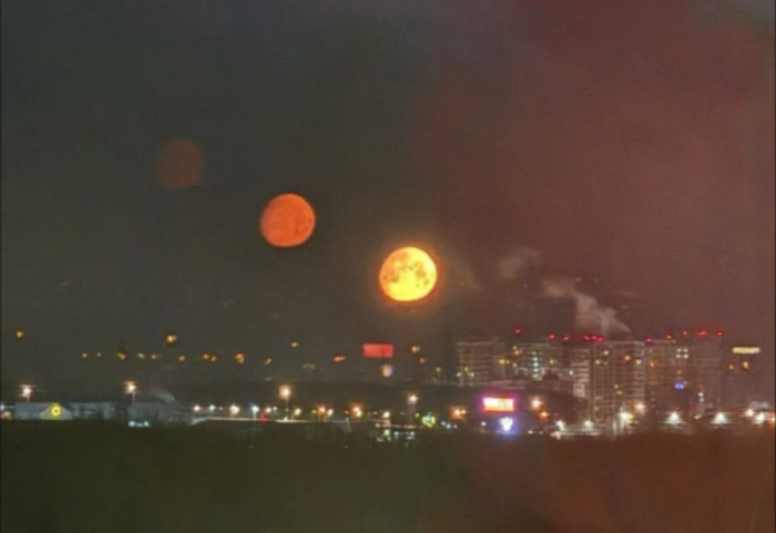 Fenomeni i pazakontë… tre hëna ndriçojnë qiellin e Moskës