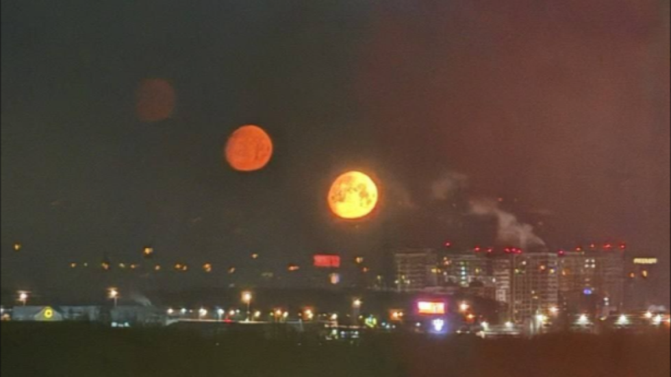 Fenomeni i pazakontë… tre hëna ndriçojnë qiellin e Moskës