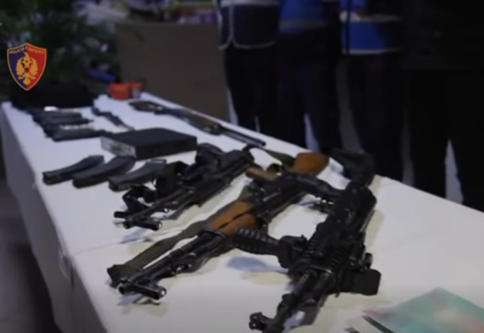 Vinin nga Kosova, zbulohet magazinë me armë në Tiranë, 4 të arrestuar