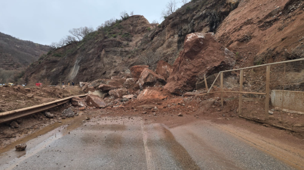 Shembet masivi shkëmbor tek 'Kthesat e Dragostunjës', paralizohet lëvizja drejt Juglindjes