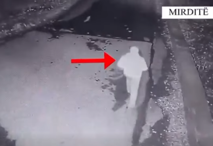 I vuri flakën një dyqani dhe tentoi të digjte një gomisteri, arrestohet 52-vjeçari