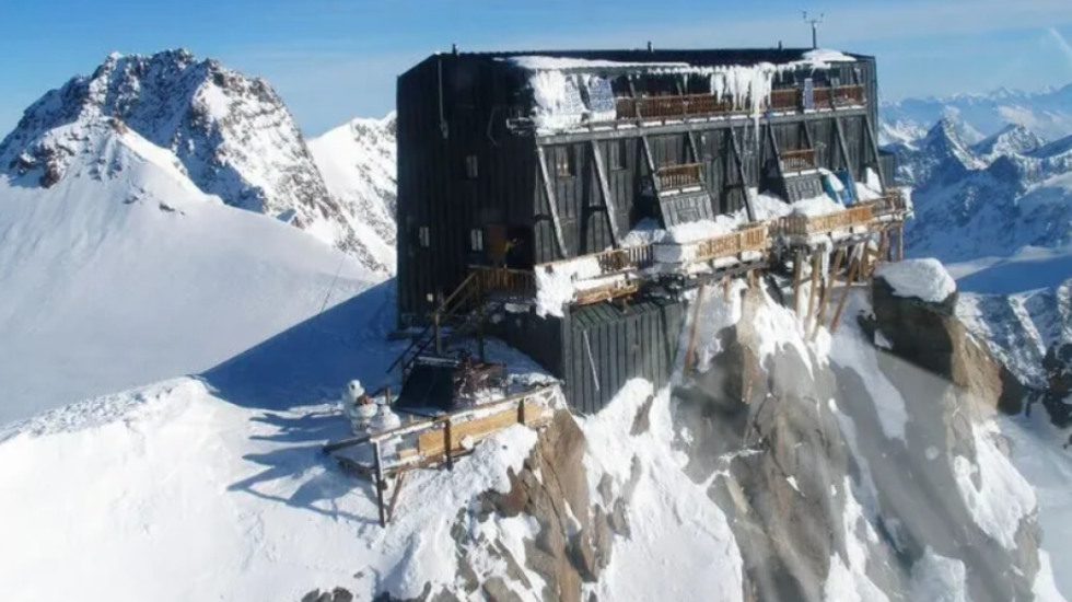 70 shtretër mbi re, hoteli në majë të Europës, duhen dy ditë ecje për ta arritur