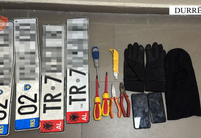 Vidhte targa në Shqipëri dhe Kosovë, në pranga i riu në Durrës