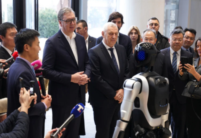 "Ushtria e Serbisë do armatoset me robotë humanoidë", Vuçiç: Do i kërkoj ndihmë Kinës!
