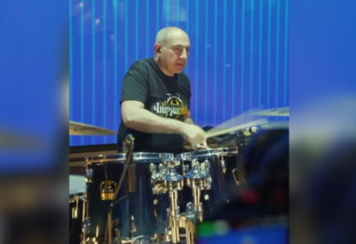 Kryeministër ditën, yll roku natën! Shefi i qeverisë armene ndez koncertin në Jerevan