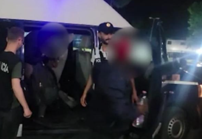 Ishin fshehur në një ndërtesë të braktisur në Korçë, policia ndalon 16 emigrantë