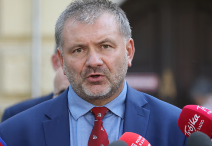 Nuk lejoi kalimtaren në vijat e bardha, gjobitet ministri polak i Drejtësisë