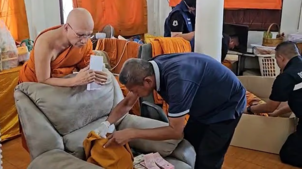 Skandal me murgjit budistë, kapen me drogë e materiale pornografike