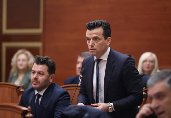 Agron Shehaj përjashtohet 20 ditë nga Kuvendi