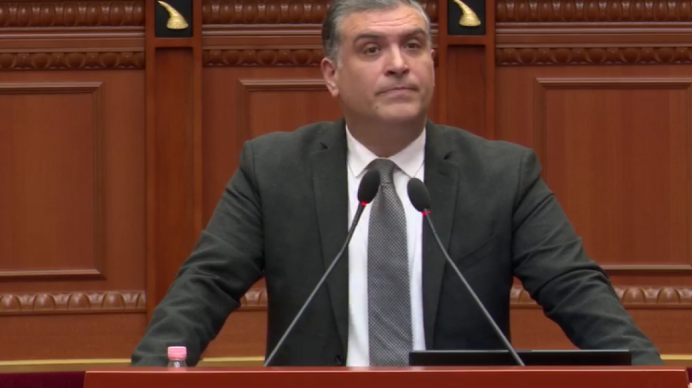 Blushi interpelancë për Ilir Metën: Nuk i lejohen intervistat, ministri: Nuk ka asnjë trajtim çnjerëzor