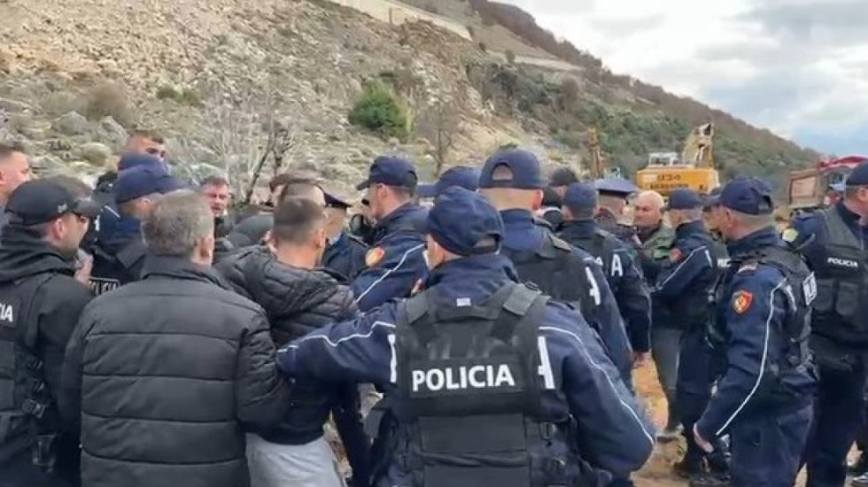 Ndërtimi i resortit turistik përplas banorët e Velipojës me policinë, 5 të shoqëruar