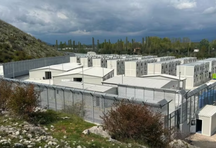 Qendra e emigrantëve në Gjadër, HRW denoncon Italinë: Përdor masa represive