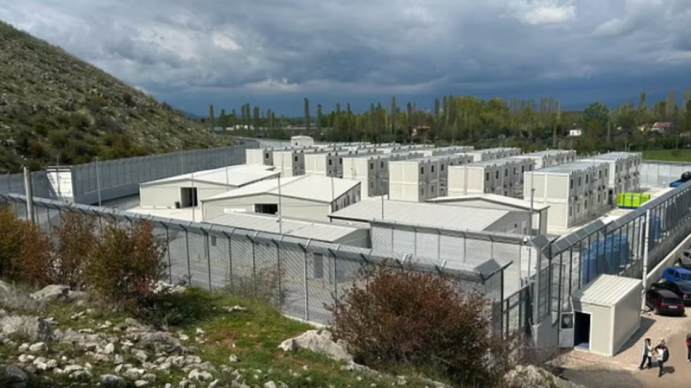 Qendra e emigrantëve në Gjadër, HRW denoncon Italinë: Përdor masa represive