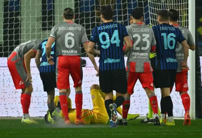 Tifozi i gjuajti me fishekzjarr portierit të Kremonezes, vjen ndëshkimi i radhës për Interin