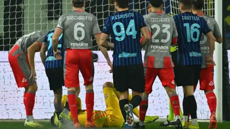 Tifozi i gjuajti me fishekzjarr portierit të Kremonezes, vjen ndëshkimi i radhës për Interin