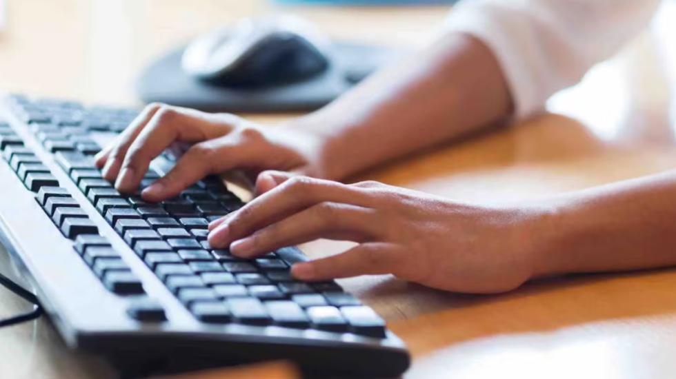 Pushohet se përdori kompjuterin e kompanisë për punë personale, gjykata e dëmshpërblen me 39 mijë euro