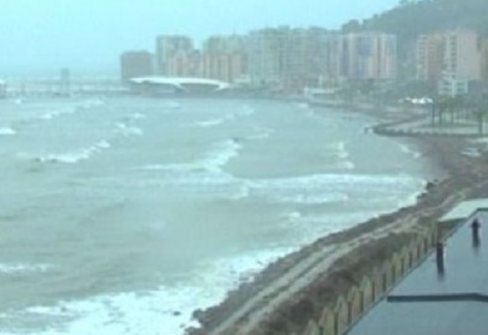 Moti i keq, shtyhet nisja e trageteve nga Durrësi