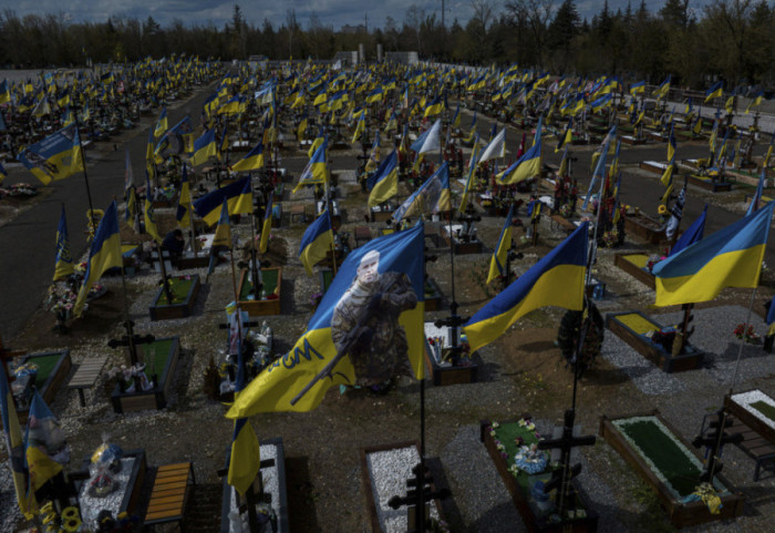 Rusia gati t’i pushtojë qytetin, vejusha zhvarros burrin e rënë në front