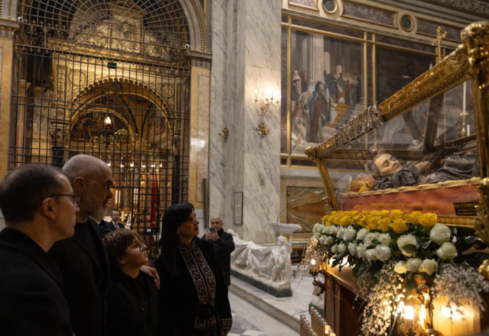 “O Zoja e Këshillit të Mirë mbroje Shqipërinë”, kryeministri Rama lutet në Vatikan