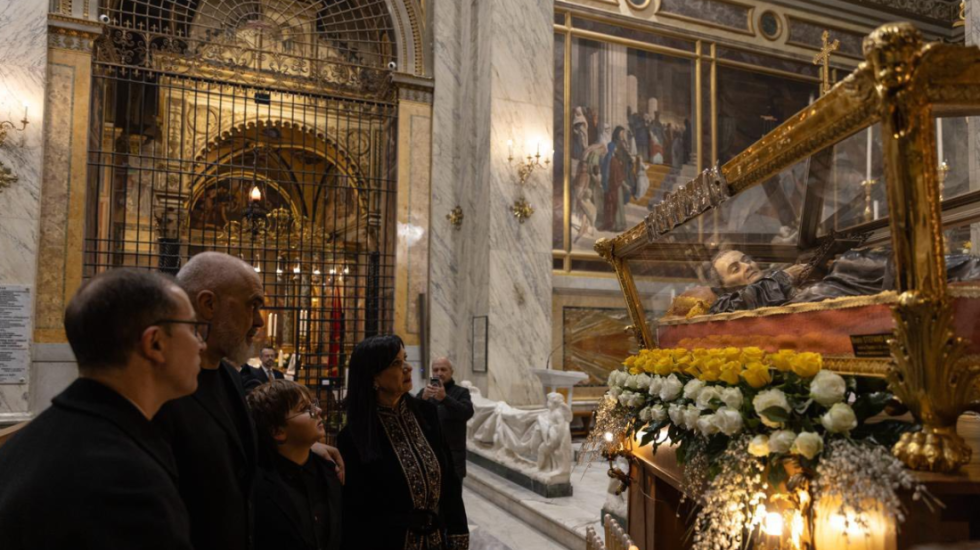 “O Zoja e Këshillit të Mirë mbroje Shqipërinë”, kryeministri Rama lutet në Vatikan