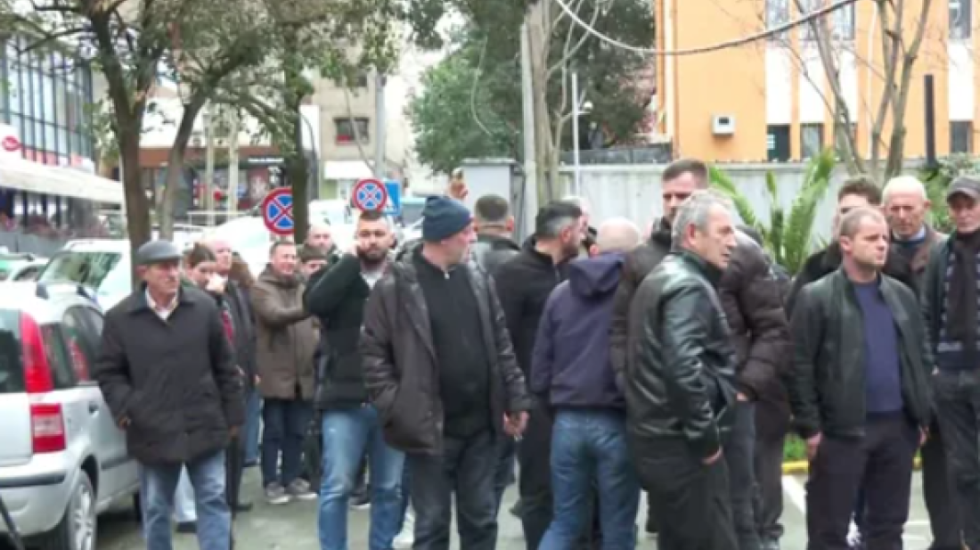 Banorët e Rrjollit protestë para SPAK, kundërshtojnë resortin: Është tjetërsuar toka