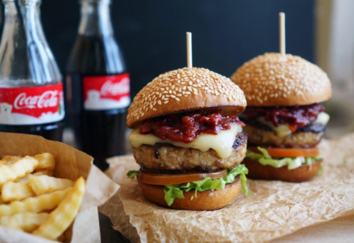 Hamburgerat dhe pijet e gazuara dëmtojnë shëndetin mendor, rrisin rrezikun e depresionit