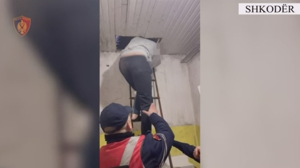 Tentoi të grabiste postën dhe marketin, gjendet i fshehur në tavanin e shtëpisë