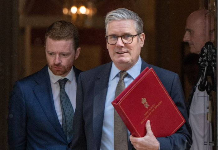 Dosja 'Epstein' trondit Britaninë, shefi i stafit të kryeministrit Starmer jep dorëheqjen