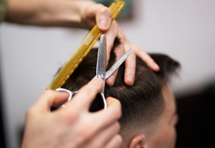 “Më qethe keq”, shqiptarin në Greqi s’e mbajnë nervat, rreh berberin