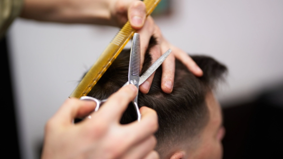 “Më qethe keq”, shqiptarin në Greqi s’e mbajnë nervat, rreh berberin