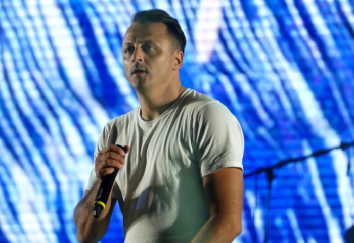 Rrëmbehet në mes të Beogradit këngëtari i njohur, policia ndjek sulmuesit e armatosur