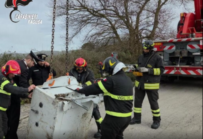 Grabitja e bankës përfundon keq, hajdutët lënë kasafortën me mijëra euro në arë