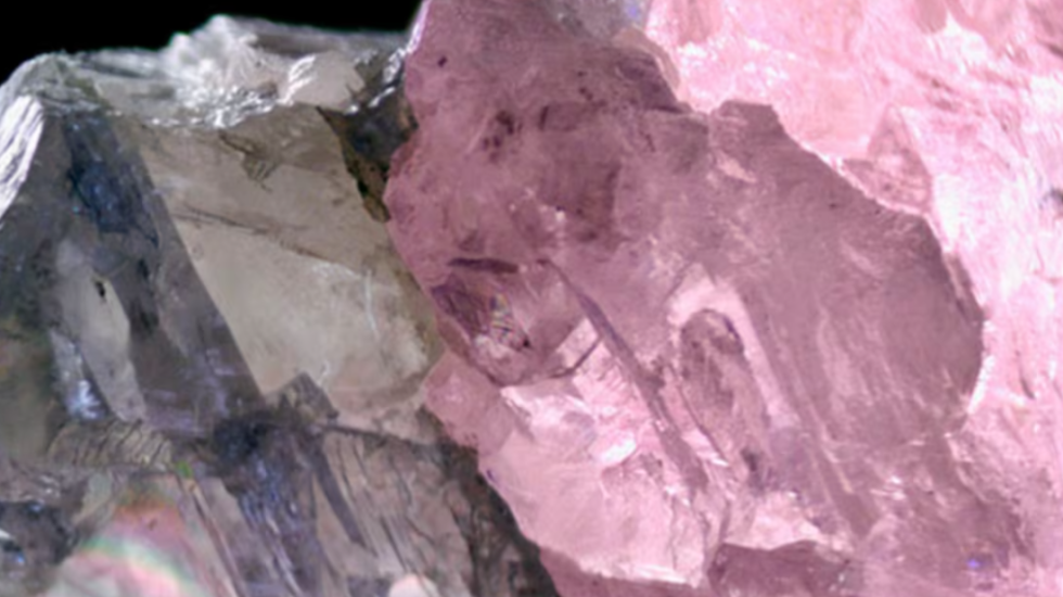 Minatorët zbulojnë “thesarin”, diamanti i rrallë gjysmë rozë, gjysmë i tejdukshëm