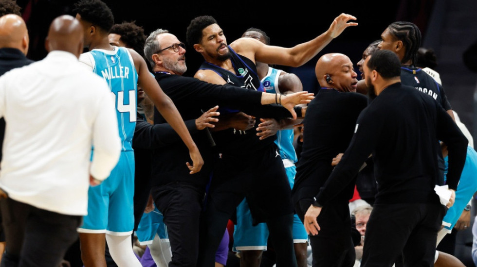 Kërcet grushti në NBA, sherr masiv në sfidën Detroit Pistons-Charlotte Hornets