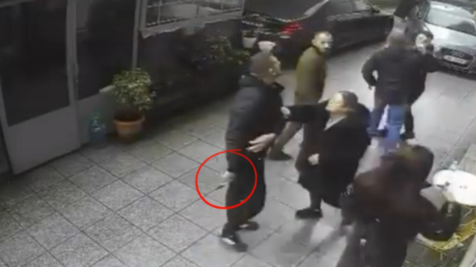 Pezullohet nga detyra polici, nxori armën e shërbimit gjatë një sherri për parkimin