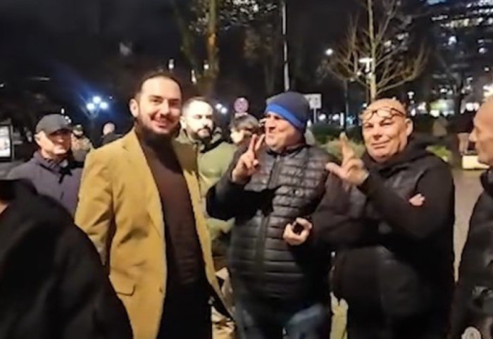 Ervin Salianji nuk mungon në protestën kombëtare, qëndron larg podiumit të PD