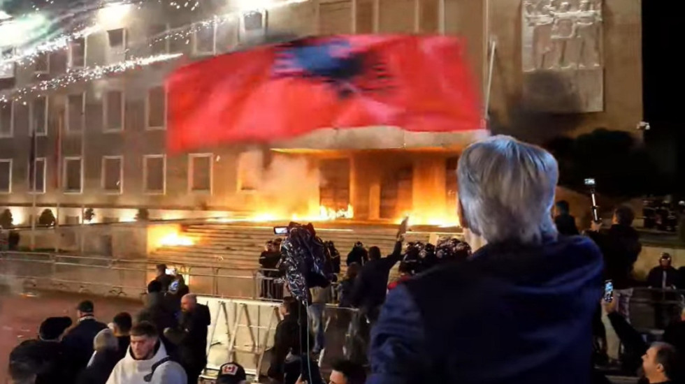 Molotovë Kryeministrisë dhe Parlamentit, lëndohen 16 policë, Berisha: Shpallim Edi Ramën armik të Shqipërisë