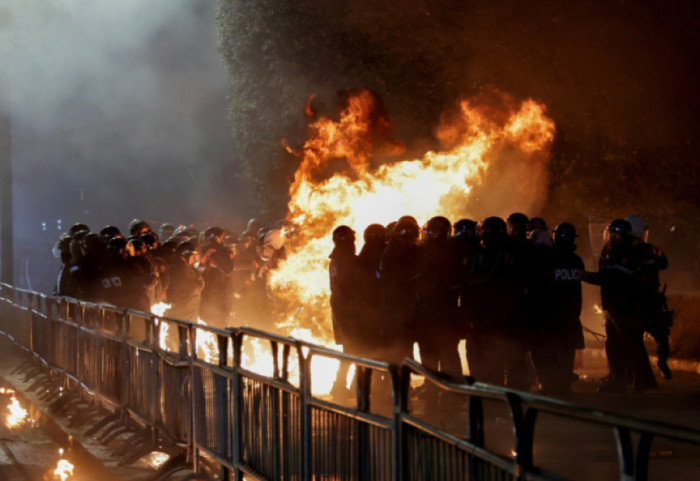 8 policë të lënduar në protestë, ministrja Koçiu: Dhuna nuk justifikon të drejtën për protestë