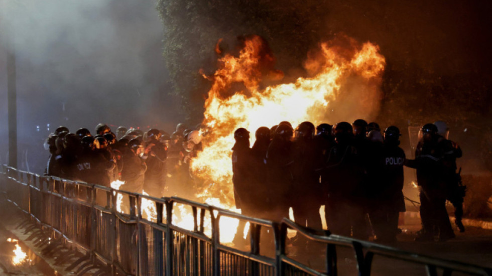 8 policë të lënduar në protestë, ministrja Koçiu: Dhuna nuk justifikon të drejtën për protestë