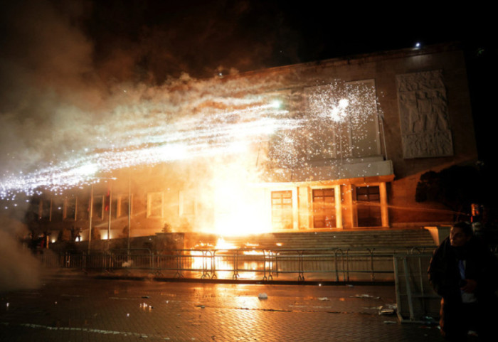 Tym e flakë në protestë, Kryeministria goditet me breshëri molotovi