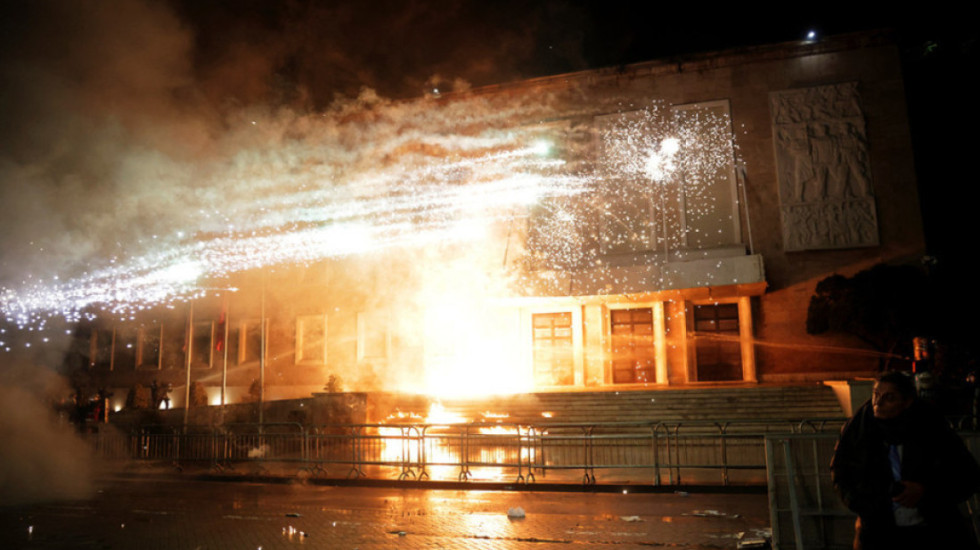 Tym e flakë në protestë, Kryeministria goditet me breshëri molotovi