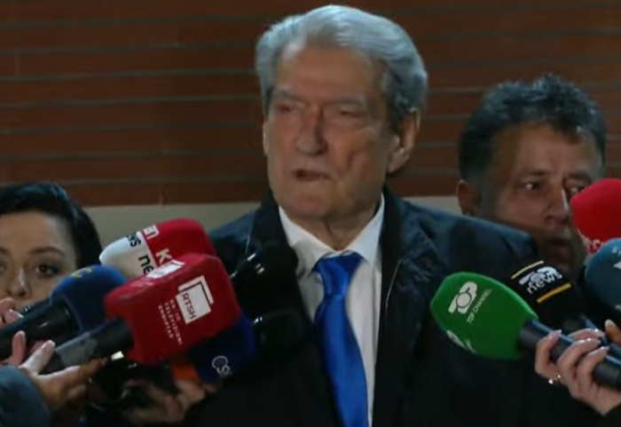 Berisha mbyll protestën: Banditë me uniformë goditën deputetët, 20 shkurti dita e fitores