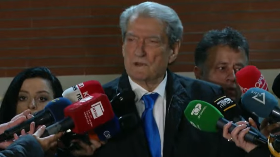 Berisha mbyll protestën: Banditë me uniformë goditën deputetët, 20 shkurti dita e fitores