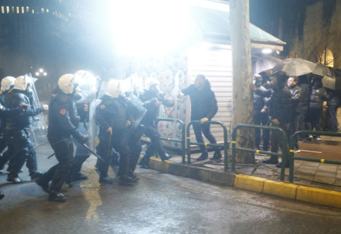 Policia e goditi gjatë protestës, deputeti i PD dërgohet tek Spitali i Traumës