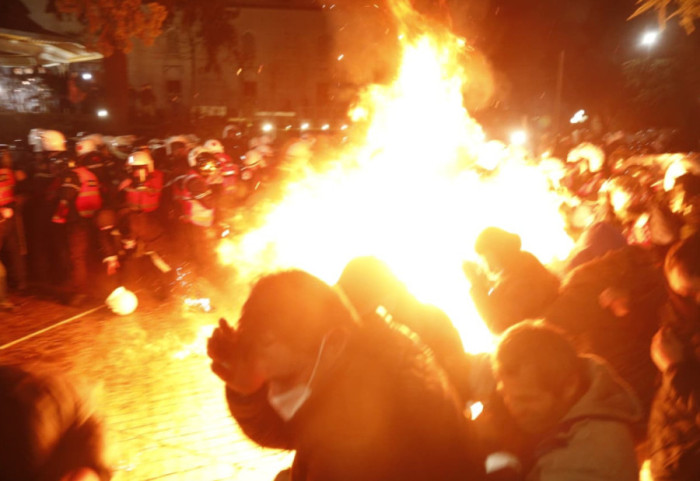 Dhunë para Parlamentit, rrezikohet jeta e efektivëve, policia përgjigjet me gaz lotsjellës