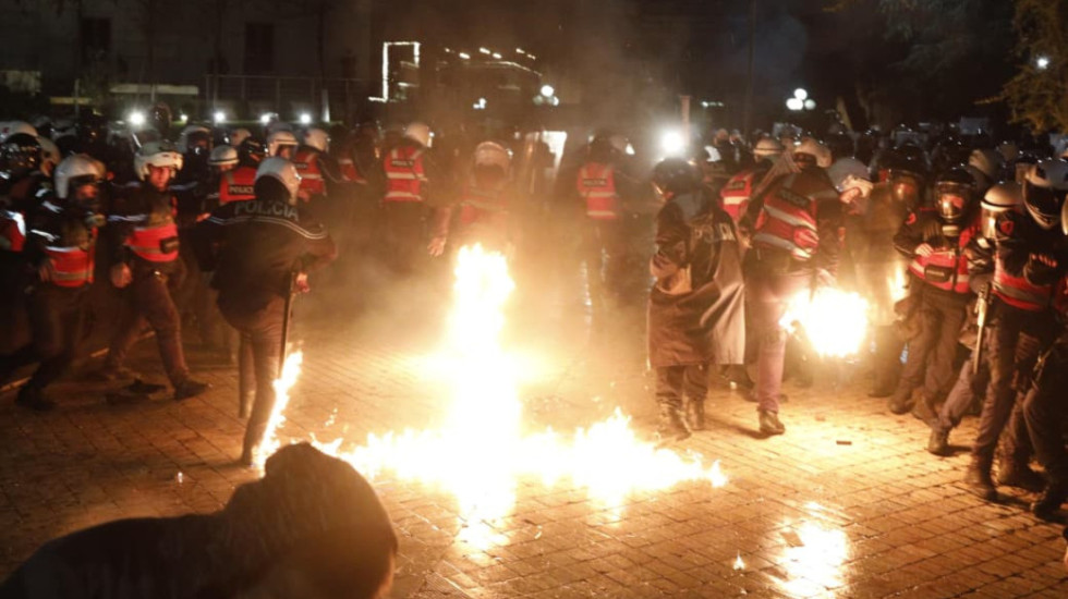 Dhuna gjatë protestës, 16 punonjës policie të plagosur