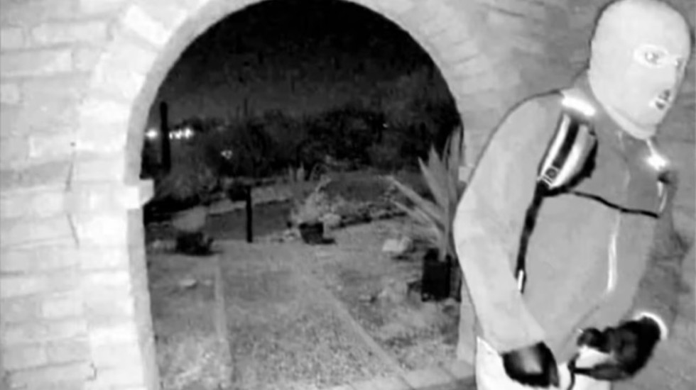 FBI publikon pamjet, një person me maskë në shtëpinë e nënës së gazetares