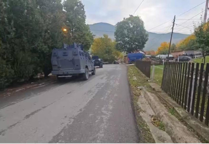 Zubin Potok, 6 granata dhe uniforma të Policisë së Kosovës në një shtëpi të braktisur