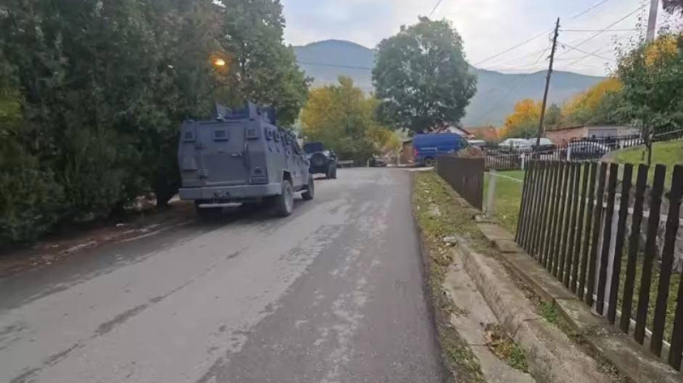 Zubin Potok, 6 granata dhe uniforma të Policisë së Kosovës në një shtëpi të braktisur
